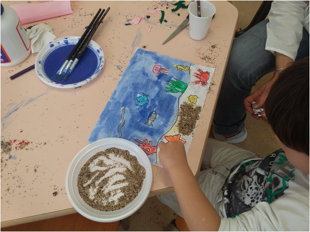 Foto con attività dei bambini con pennelli e colori